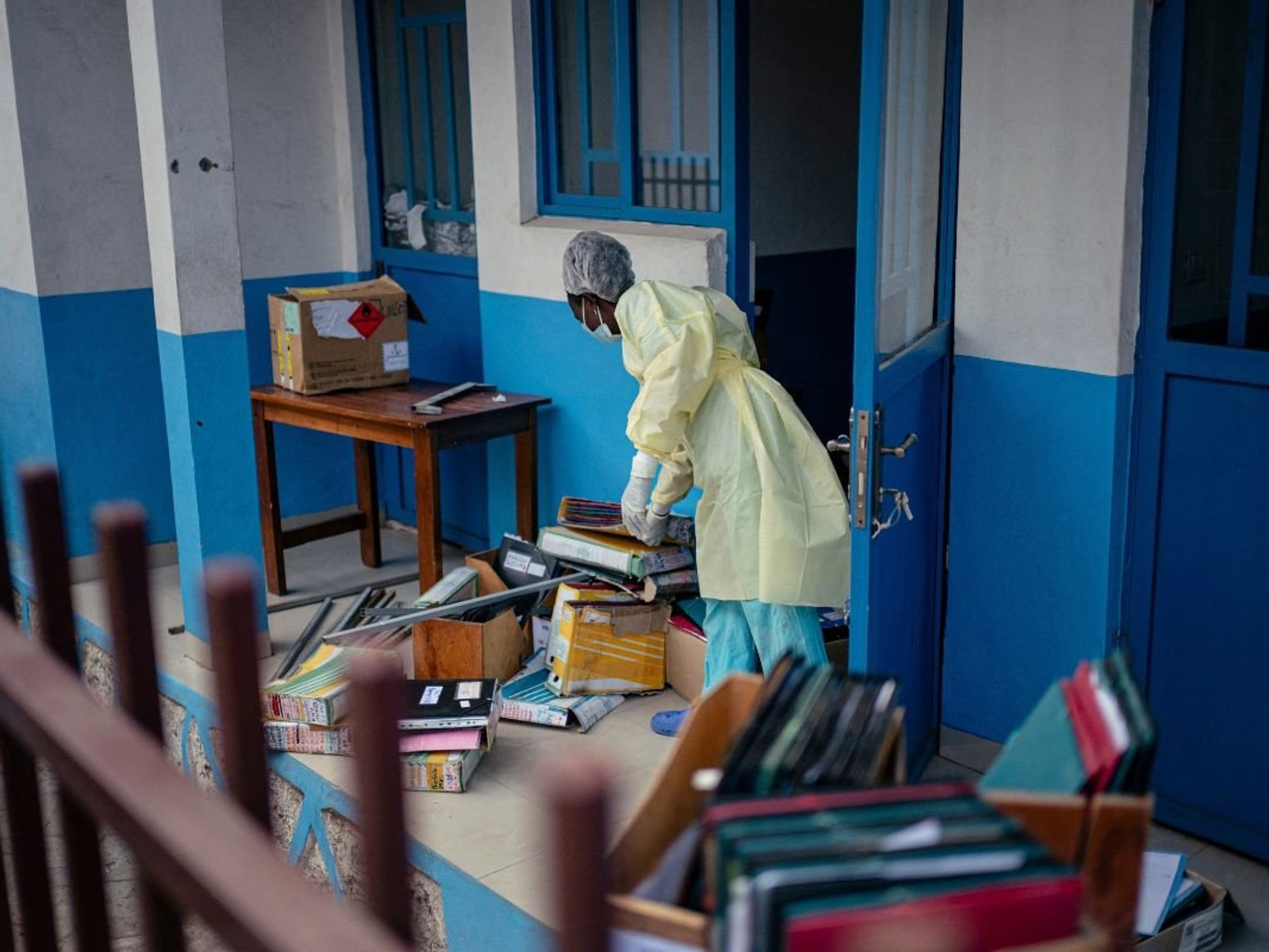 HEALTH WORKER IN PROTECTIVE GEAR