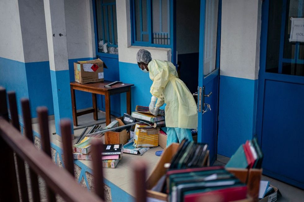 HEALTH WORKER IN PROTECTIVE GEAR