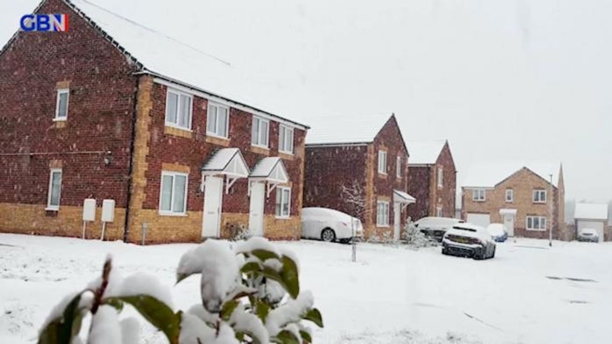 UK snow LIVE: Schools closed as travel warning issued for heavy snow - 20cm blanket forecast
