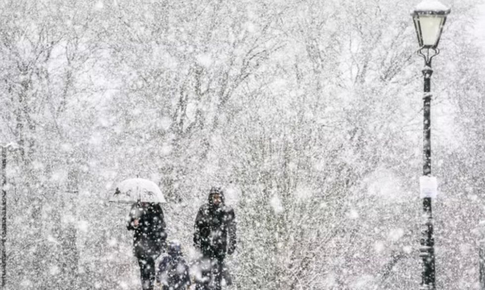 Heavy snowfall could blanket much of London and southern England by Monday morning