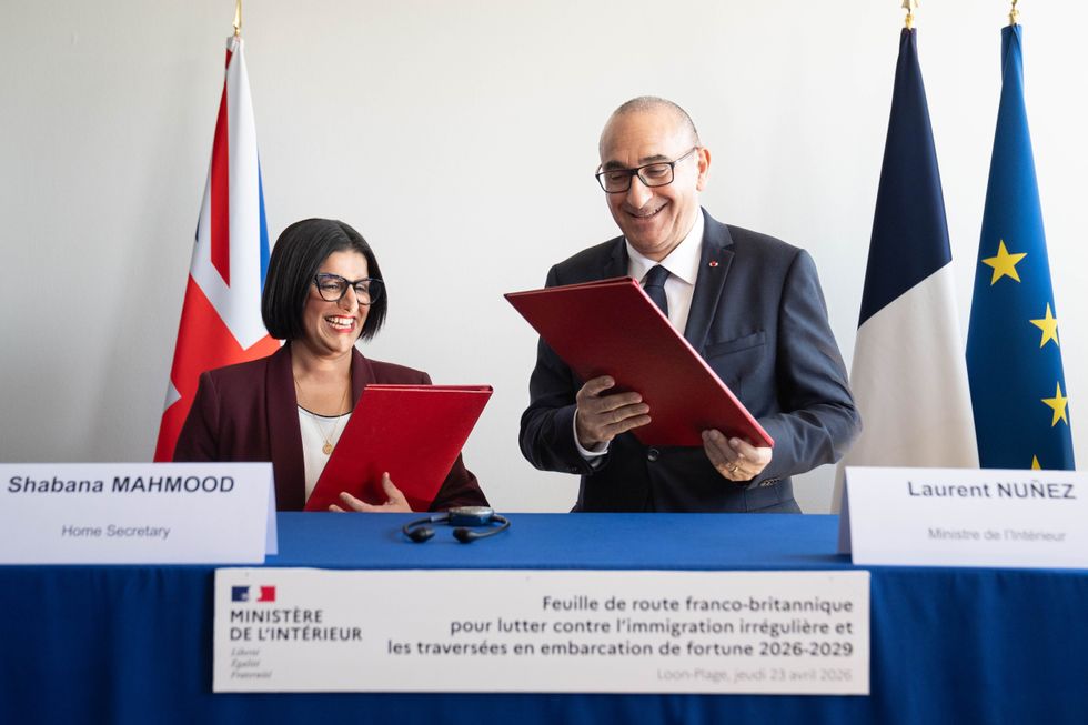 A Ministra do Interior Shabana Mahmood e o Ministro do Interior francês Laurent Nunez assinaram um contrato de três anos de 662 milhões de dólares