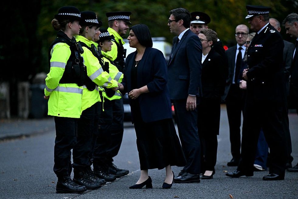 A Ministra do Interior, Shabana Mahmood, encontra-se com a polícia