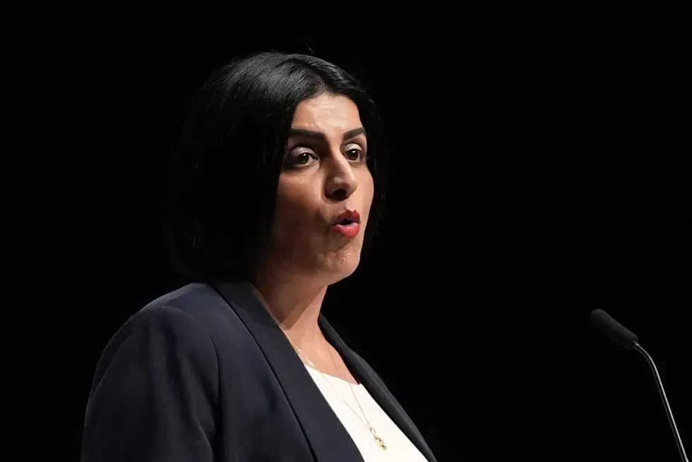 A ministra do Interior, Shabana Mahmood, quer que os fãs fiquem no pub o maior tempo possível