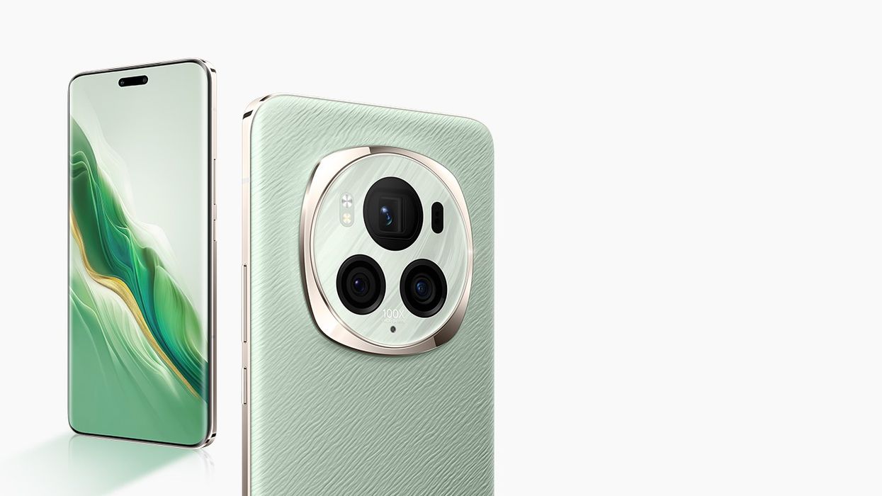 honor magic6 pro smartphones lined up side by side in the green colour option