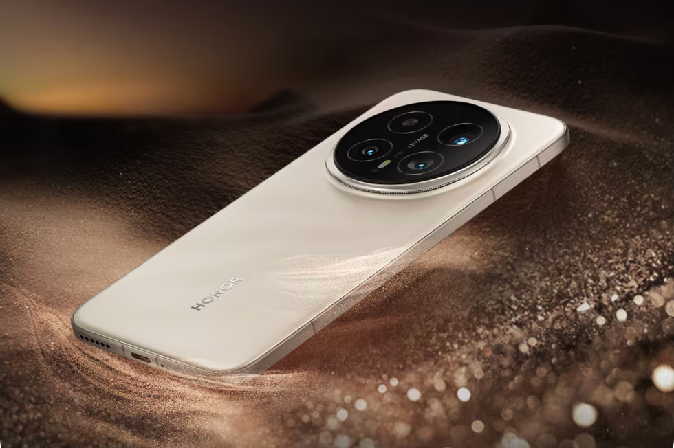 Honor Magic8 Pro in sunrise gold