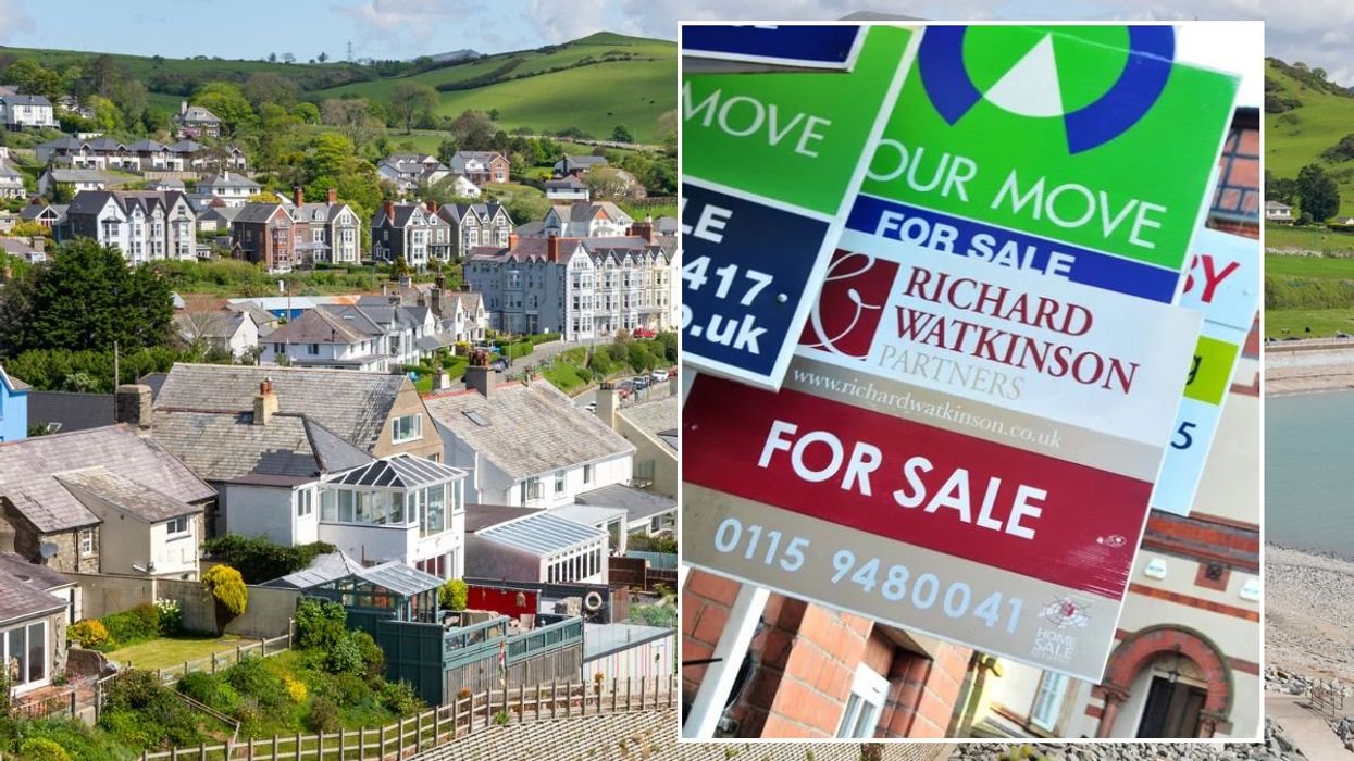 Houses in Criccieth, Lleyn Peninsula, North Wales / For sale signs