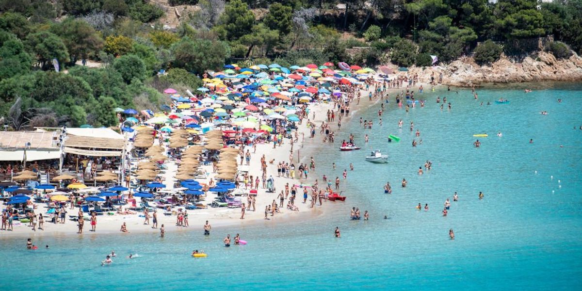Tourist hotspot bans beachgoers from putting up umbrellas in sweltering summer heat