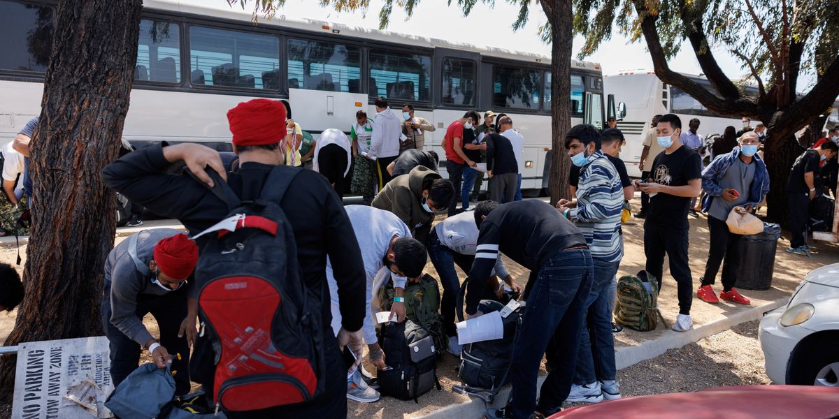 NextImg:Hundreds of migrants from 'hotbed of Isis' cross US southern border