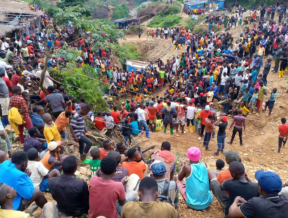 Hundreds of people gather in Kamituga, South Kivu,