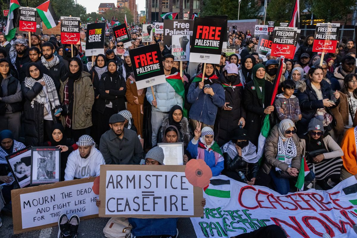 Hundreds of thousands of pro-Palestinian protesters attend an Armistice Day rally 