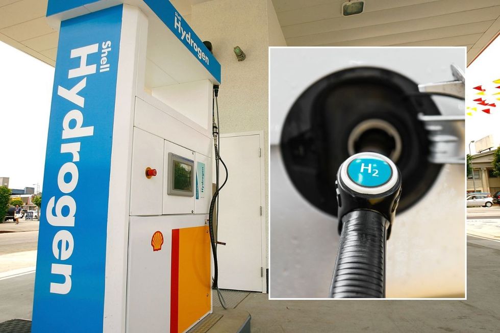Hydrogen refuelling station and a hydrogen pump