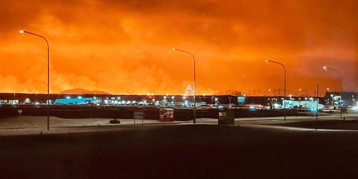 NextImg:Thrillseekers drive TOWARDS lava-spewing Icelandic volcano - astonishing pictures show queues of cars
