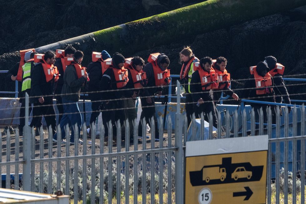 Migrantes ilegais após desembarcarem na Grã-Bretanha