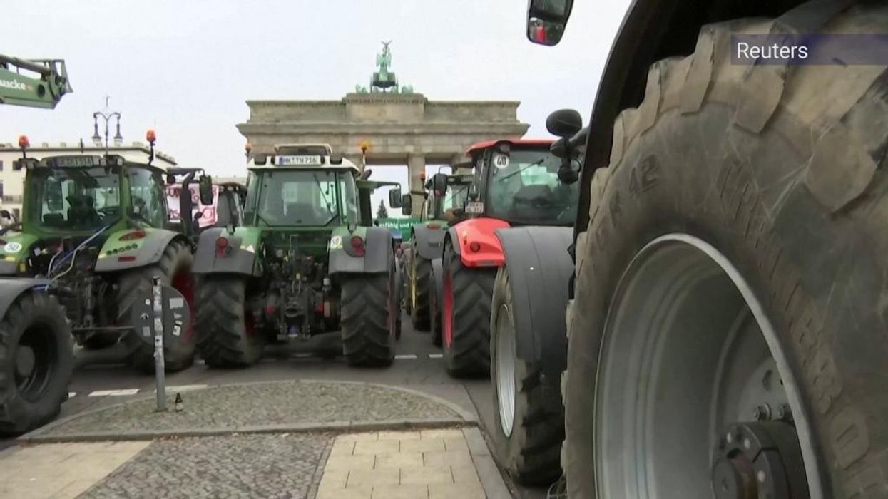 Germany's farmers are furious: Hundreds of tractors arrive at the Brandenburg Gate
