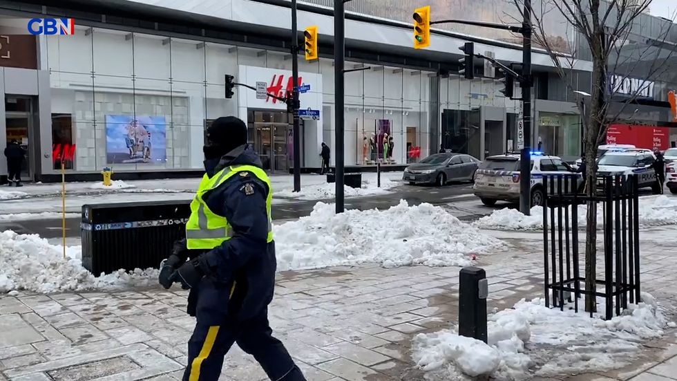 Man with gun inside Rideau shopping centre in Ottawa, Canada, say witnesses
