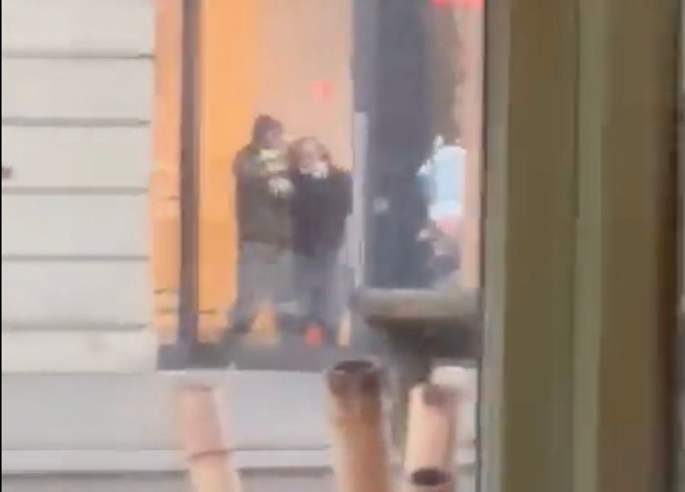 Amsterdam 'hostage' incident: Apple store staff 'held' by suspected gunman
