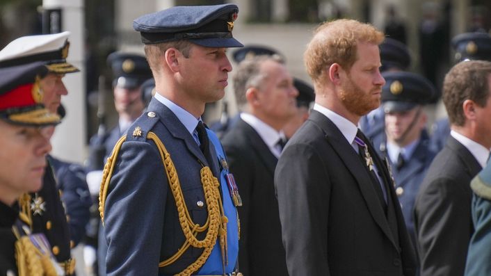 Prince William at centre of dramatic royal U-turn as Queen protected him from 'great risk' Prince Harry faced