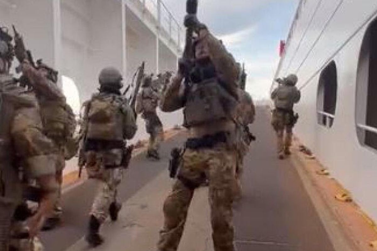 Italian special forces detain 15 migrants after they hijacked ship armed with knives