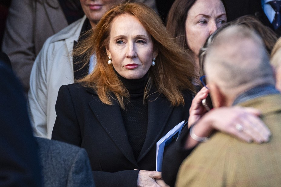 Polêmica: Por Que JK Rowling Foi Chamada de 'Romancista Mais Desagradável' e Misógina? 2 Enquanto um quarto comemorou: “Nick Hilton excluiu sua conta no Twitter / X. Tchau, misógino.”