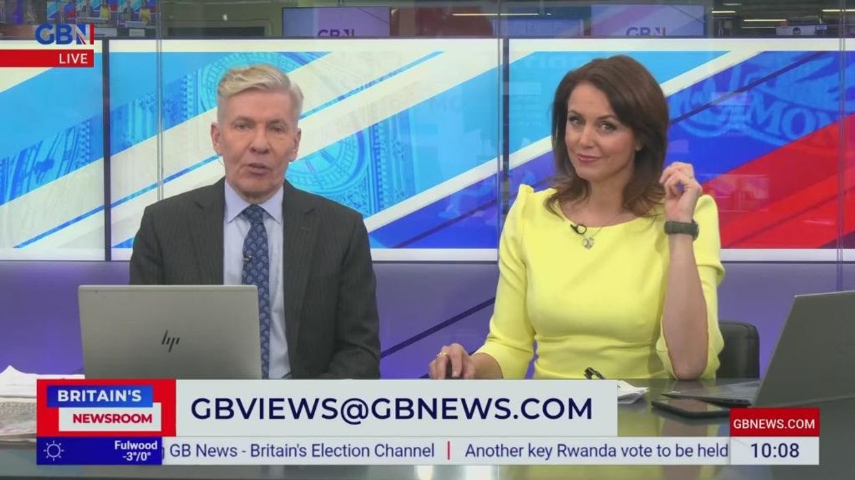 UK migrant crisis: Five small boats cross the English Channel - VIDEO