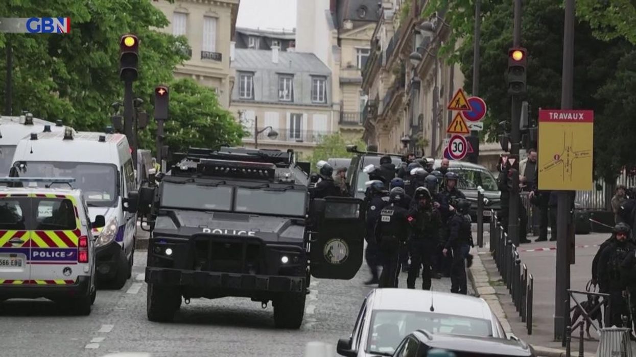 WATCH: Police arrest man in Paris threatening to blow himself up