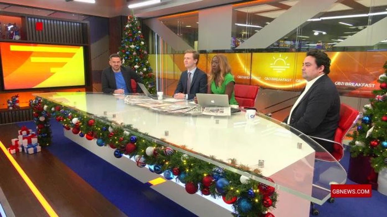 People smuggling gangs are 'smashing Starmer', Myers claims