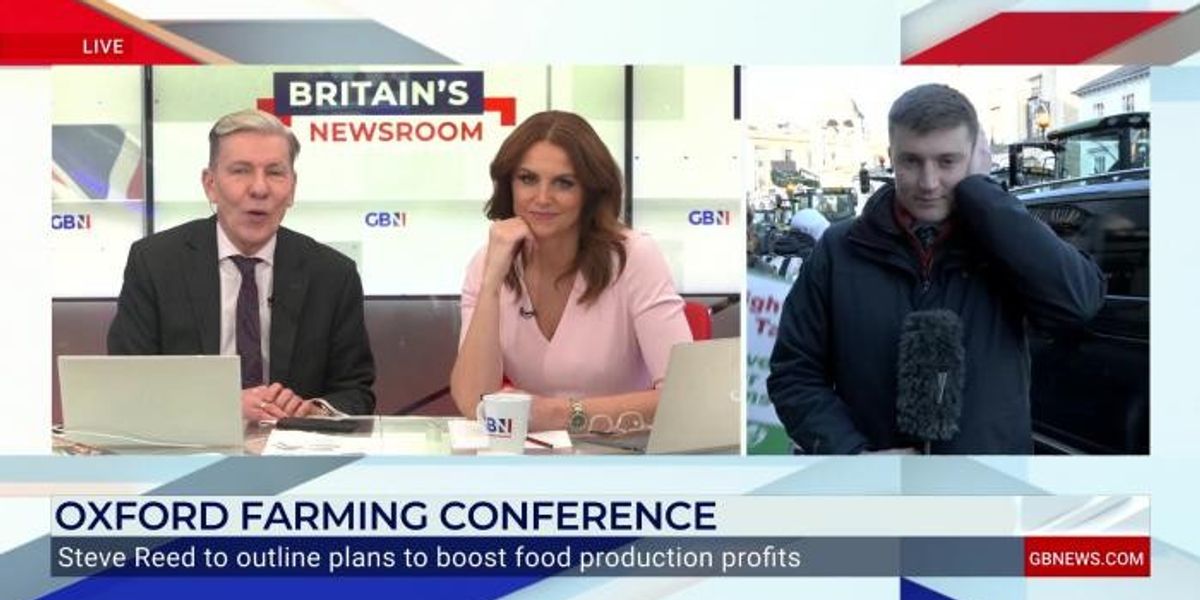 NextImg:WATCH: Farmers blare tractor horns outside Oxford conference during Steve Reed speech