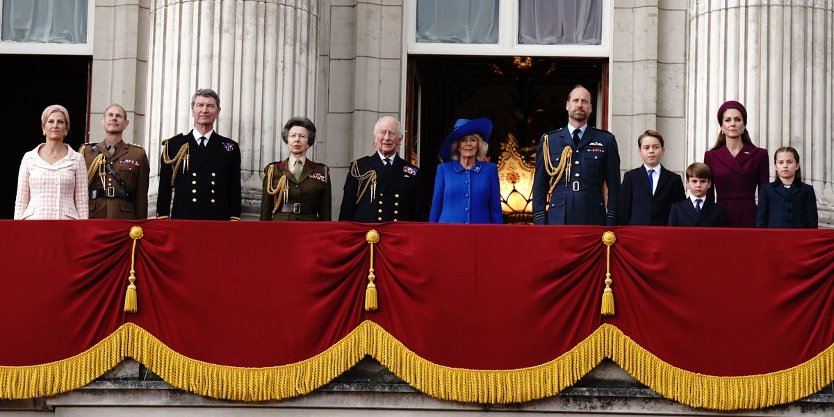 NextImg:Royal Family unite on Buckingham Palace balcony to watch flypast