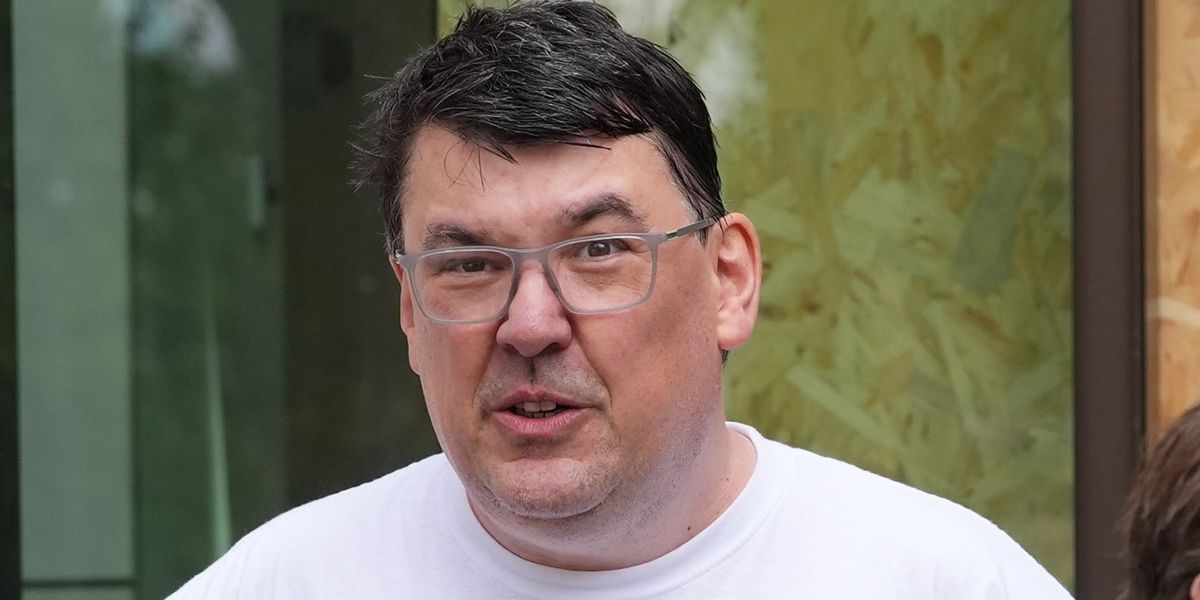 Graham Linehan, 57, arrested at Heathrow Airport over ‘tweets about trans people’ Graham Linehan, 57, arrested at Heathrow Airport over ‘tweets about trans people’