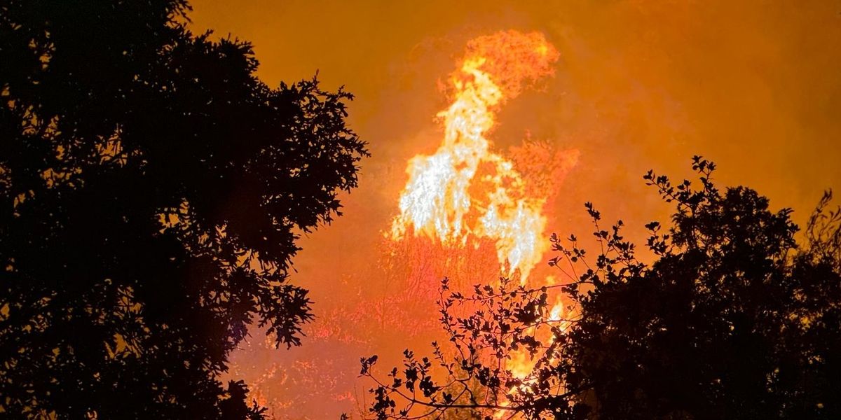 NextImg:Devastating fire rips through holiday hotspot with tourists forced to evacuate hotels