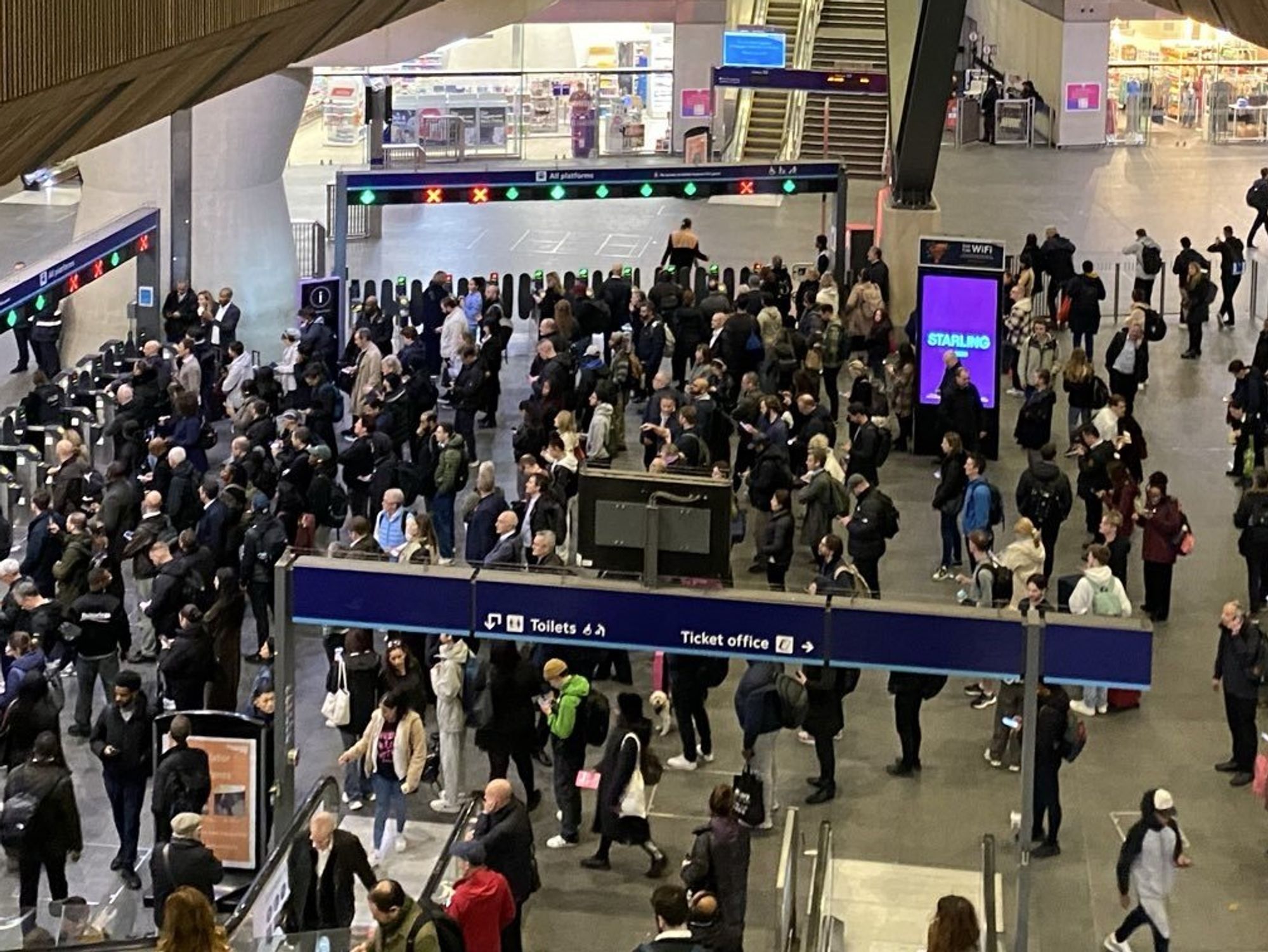 London Bridge evacuated: Police swarm major UK train station after unspecified incident