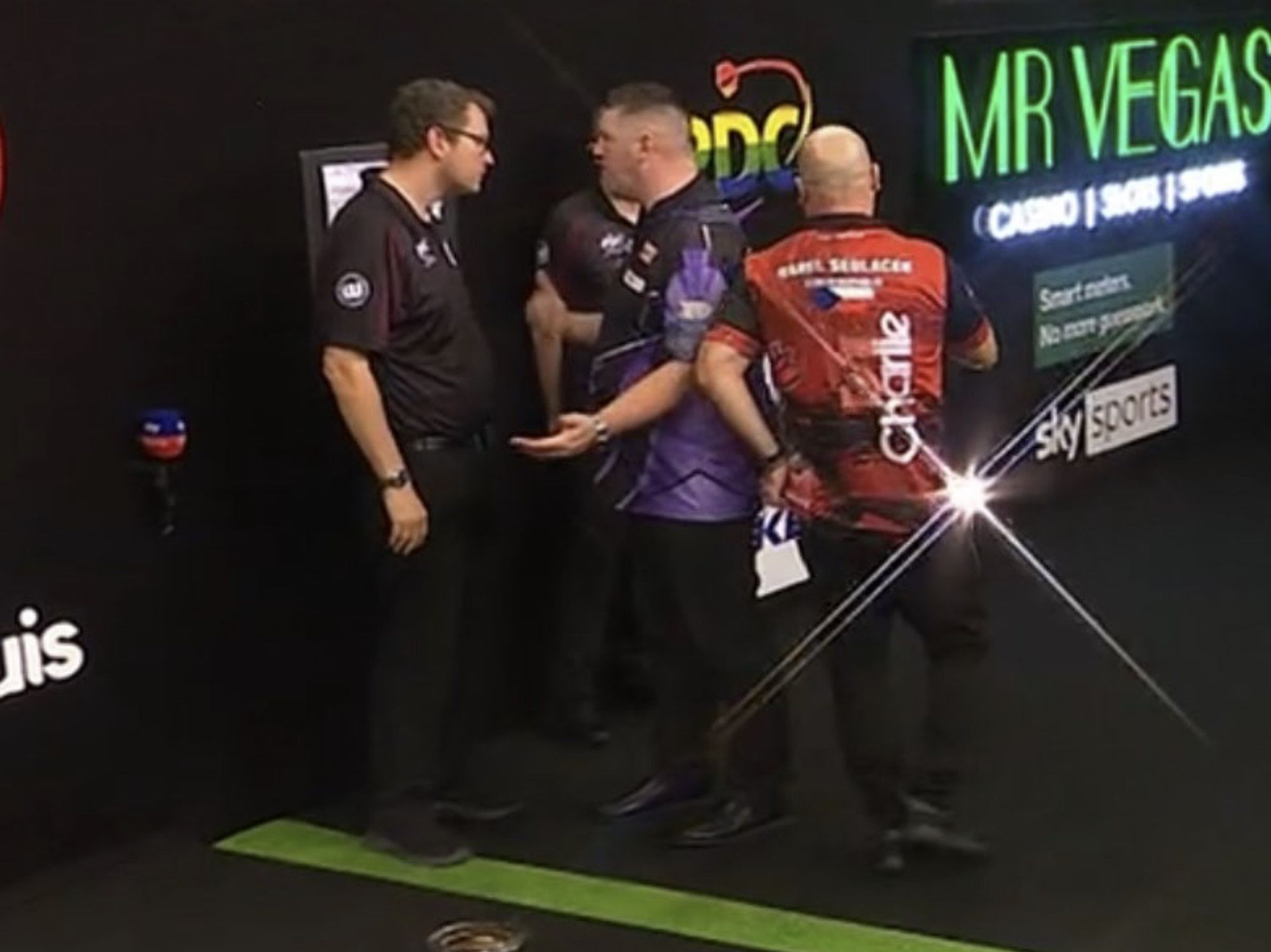 Daryl Gurney confronts referee after Grand Slam of Darts defeat sees him crash out early