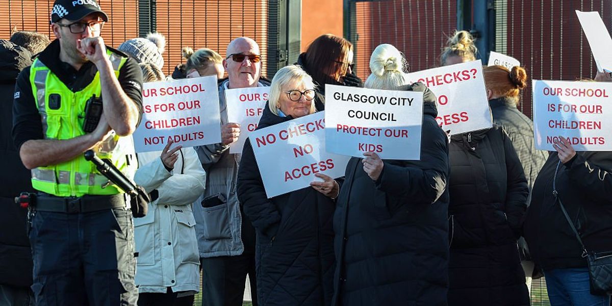 Migrants trying to learn English at primary school face ‘protect our kids’ protest Migrants trying to learn English at primary school face ‘protect our kids’ protest