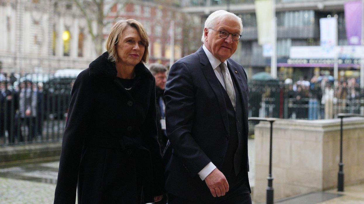 German President and his wife make private visit to Queen Elizabeth II's tomb