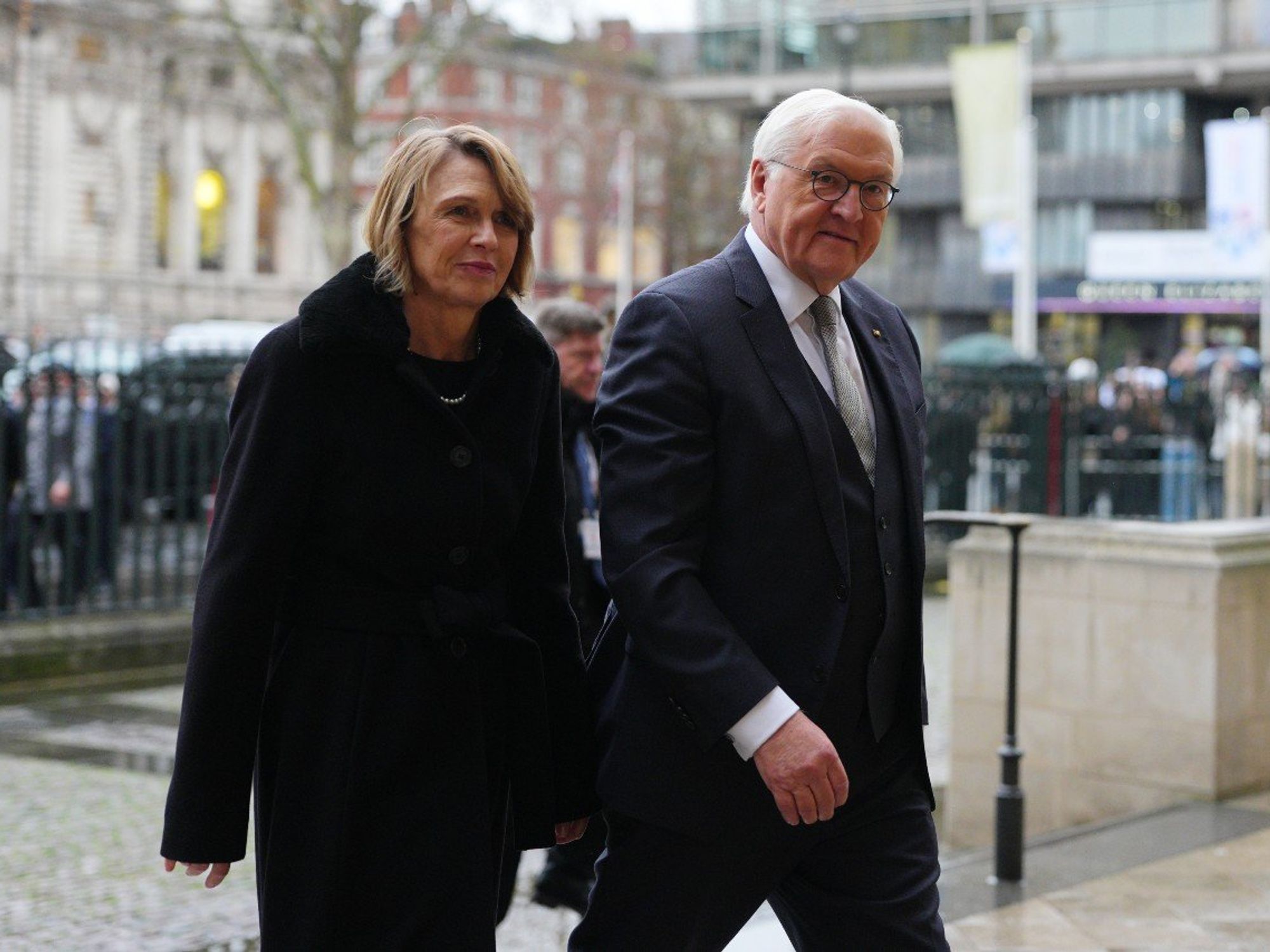 German President and his wife make private visit to Queen Elizabeth II's tomb