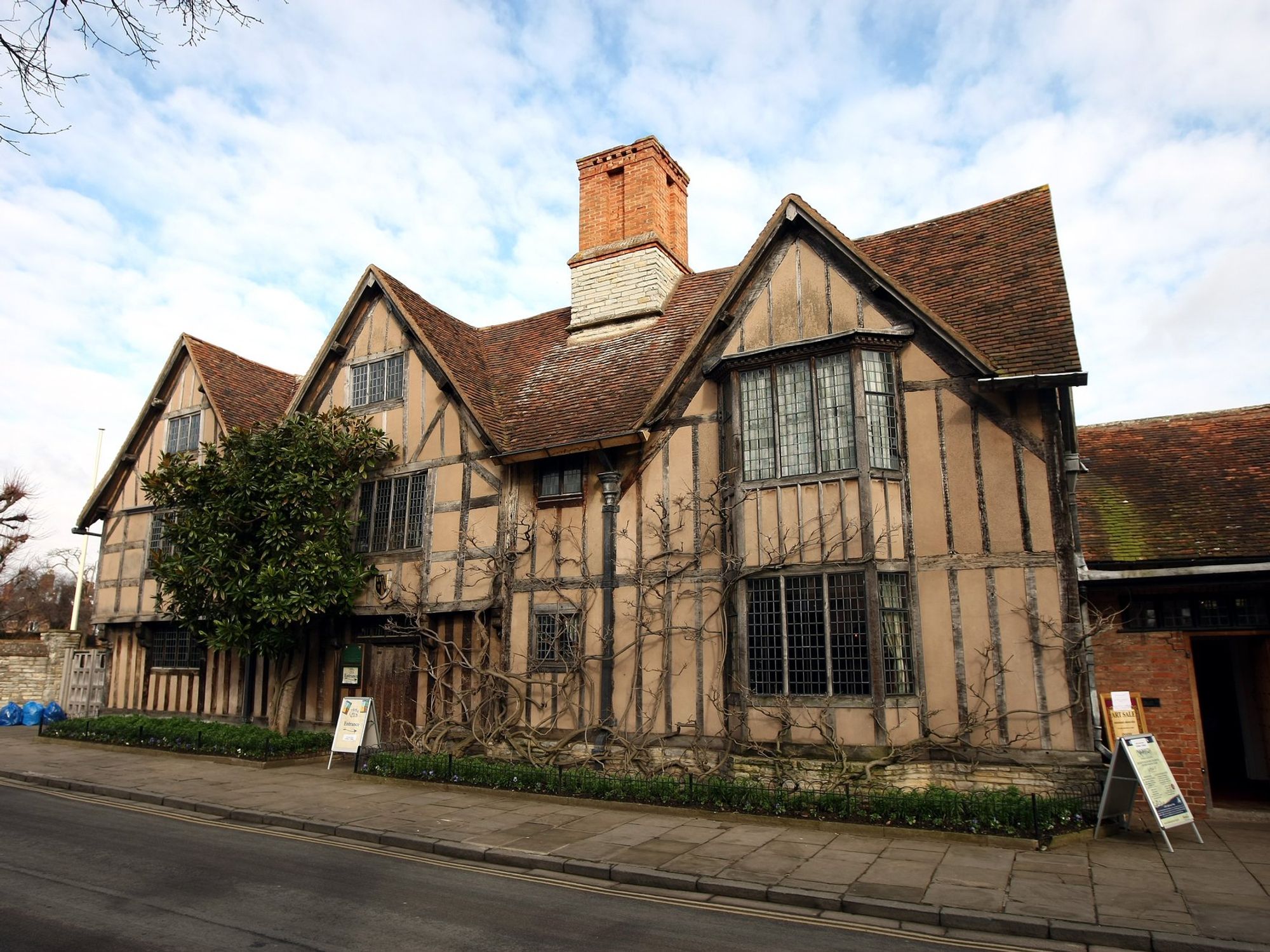 Shakespeare family home seeking £500k repair after driver shattered several oak beams in crash