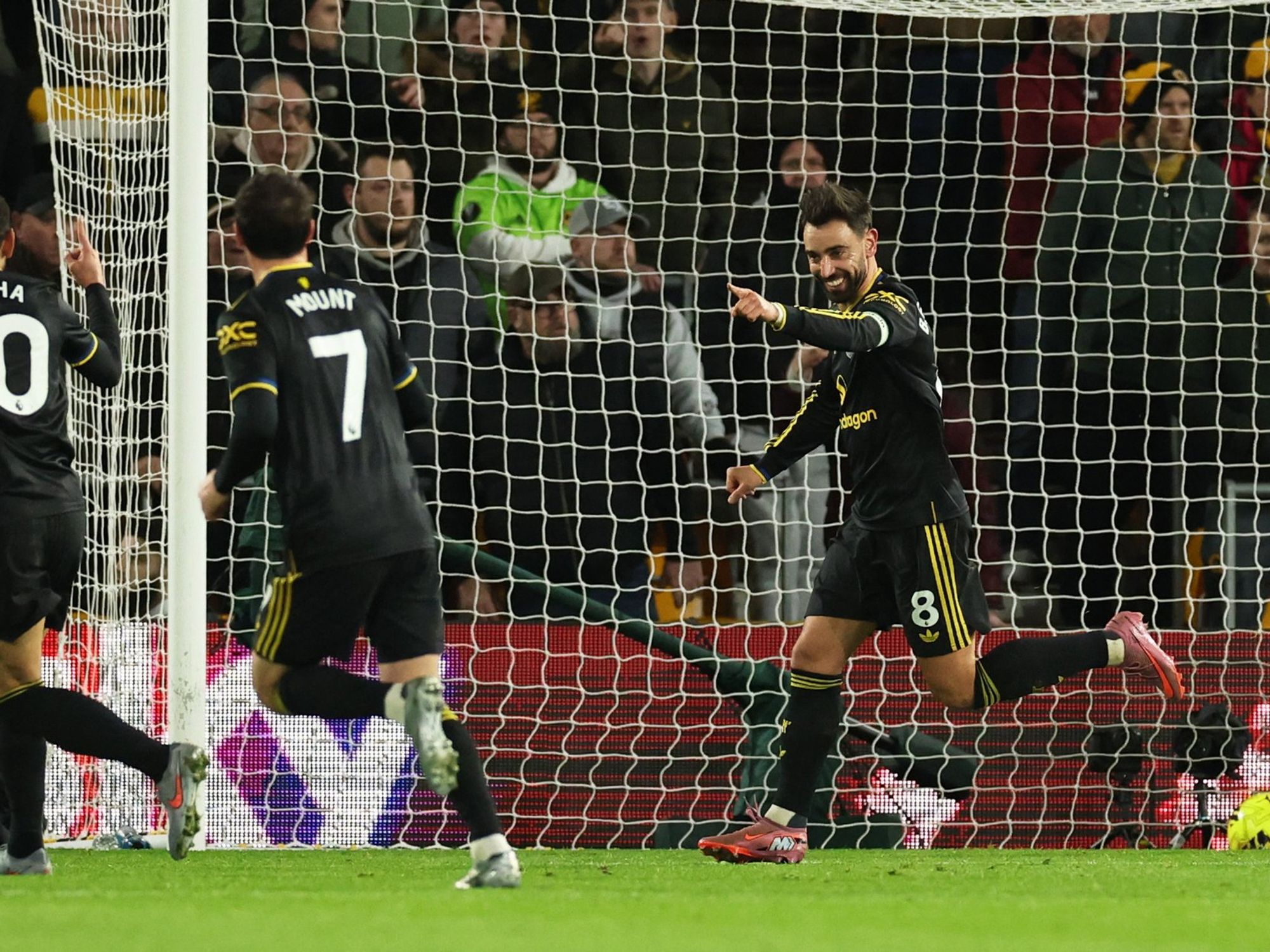 Man Utd put Wolves to the sword to deepen Rob Edwards woes as Bruno Fernandes nets twice