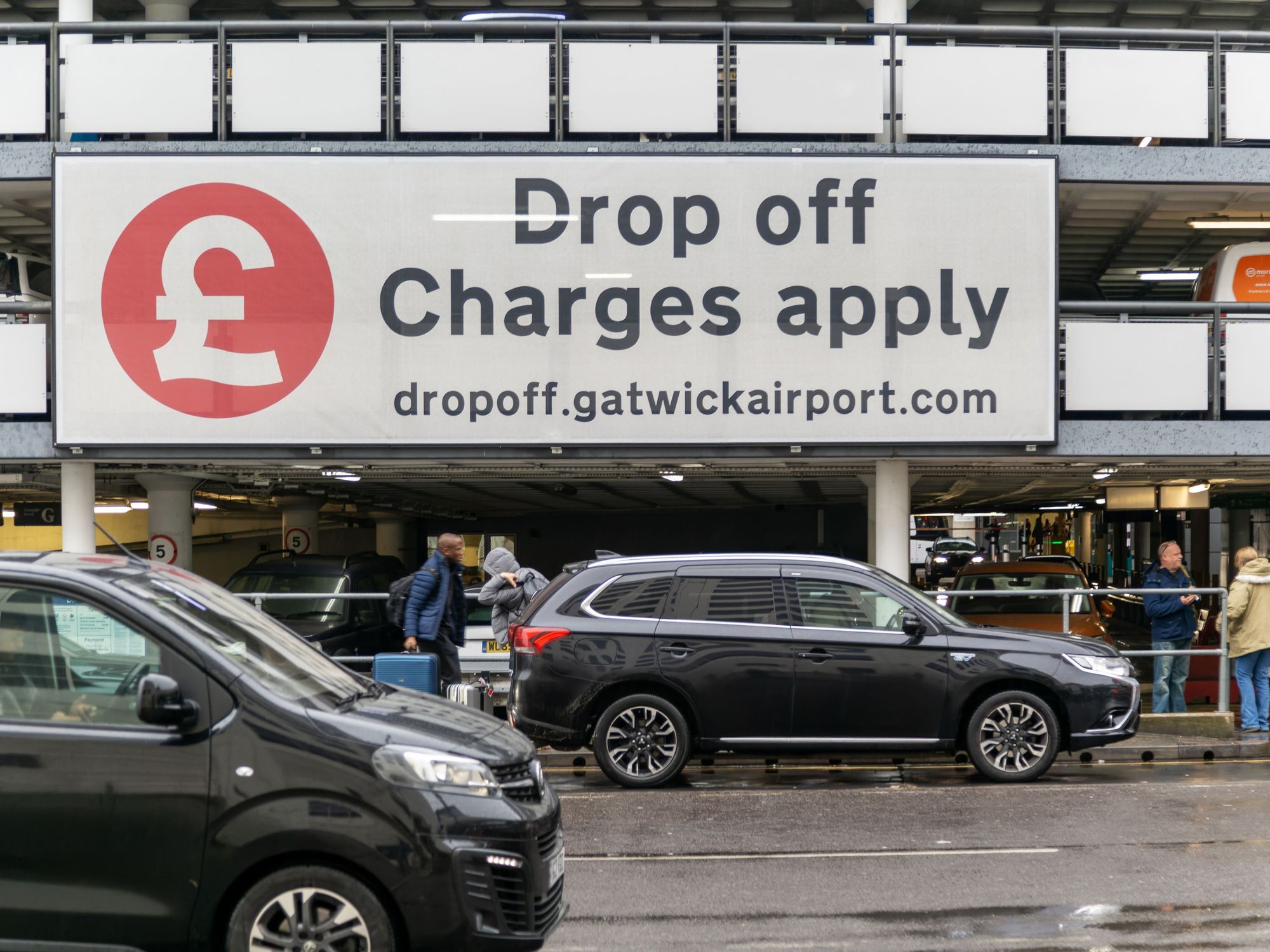 Gatwick Airport reveals new drop-off charge cost as travellers fume over 'rip-off'