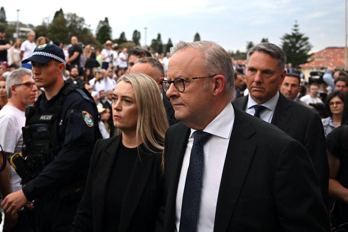 Australian PM Anthony Albanese BOOED while attending Bondi Beach vigil