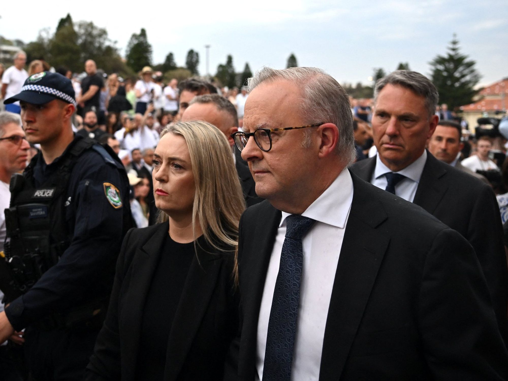 Australian PM Anthony Albanese BOOED while attending Bondi Beach vigil