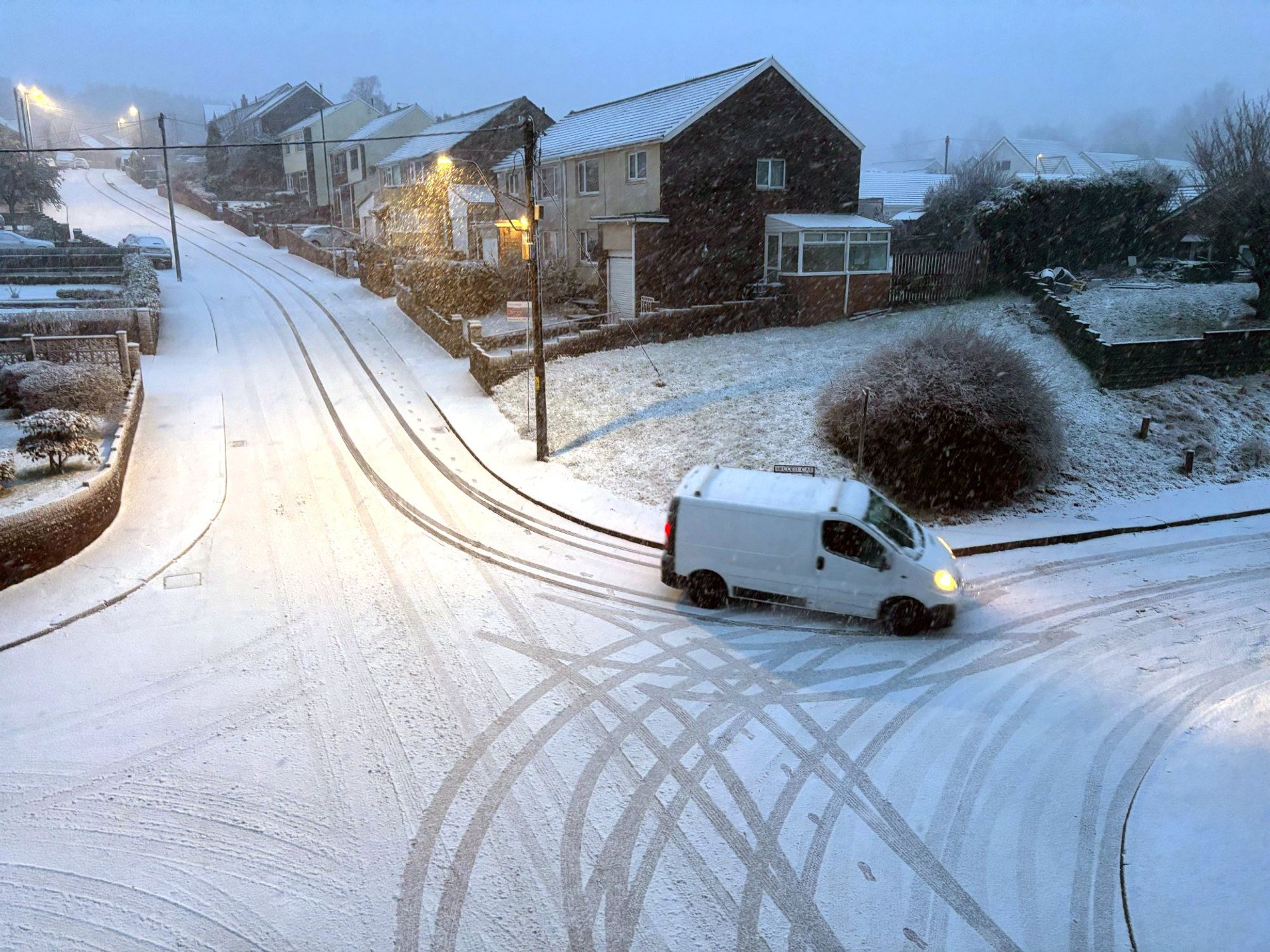 Britain hit with 'worst snow for a decade' as Storm Goretti grounds flights and leaves thousands ...