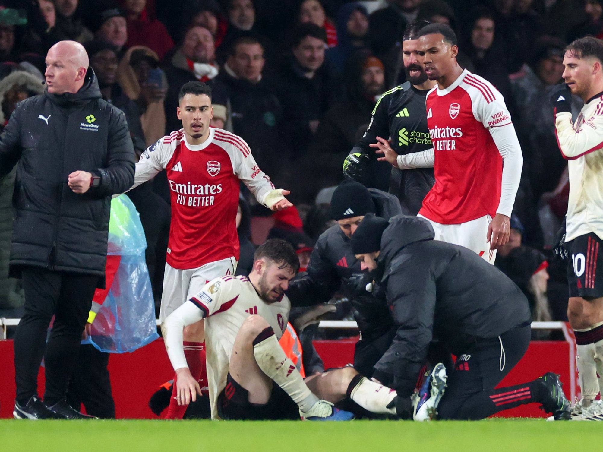 Arsenal star 'deeply sorry' as he issues apology after pushing injured player in Liverpool draw