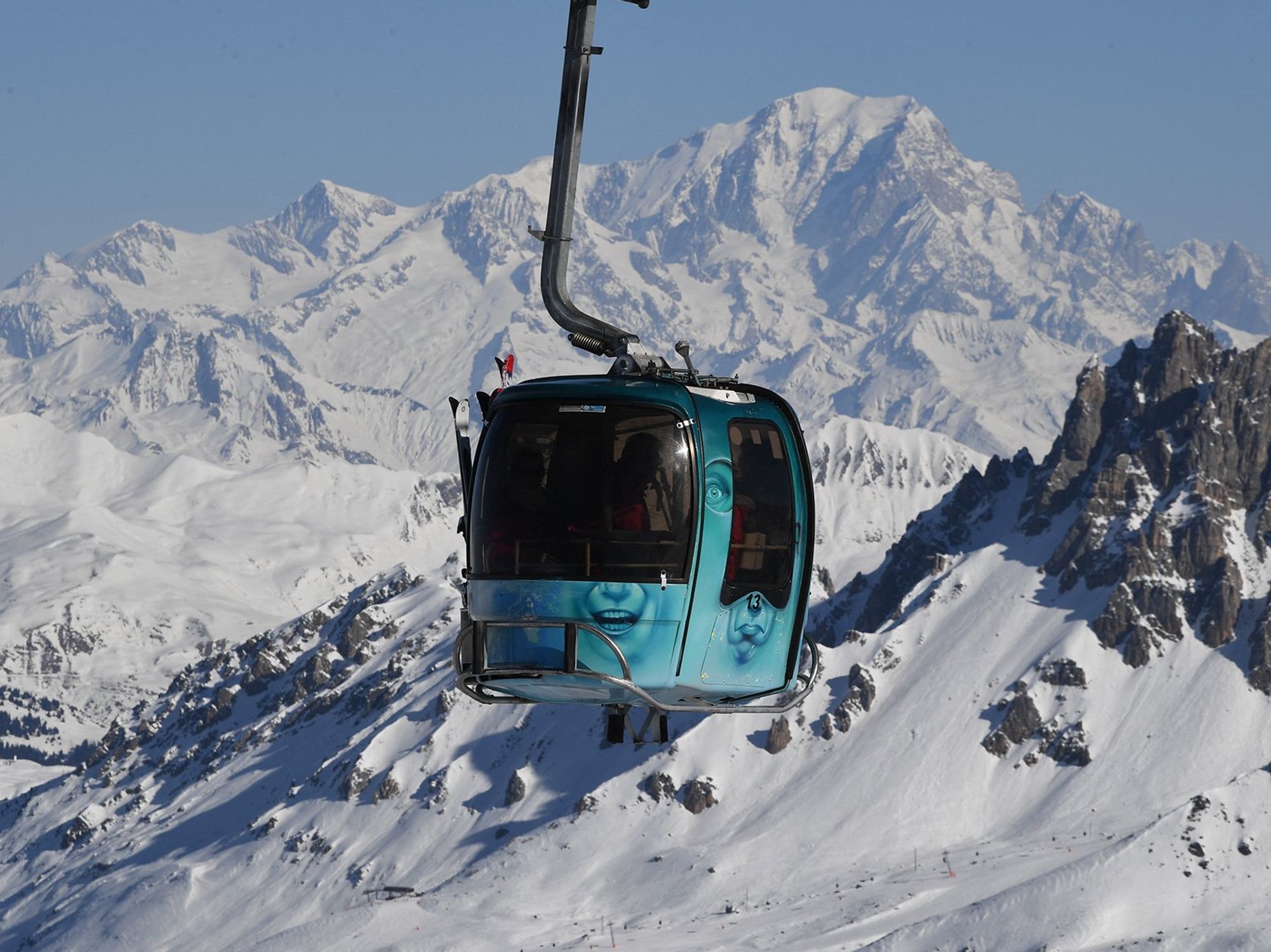 Ski resort workers horrified after dead body arrives at mountaintop in gondola
