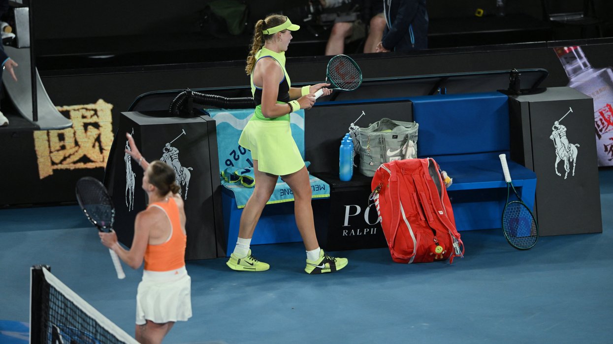 Australian Open crowd boo as Russian and Ukrainian players refuse to shake hands