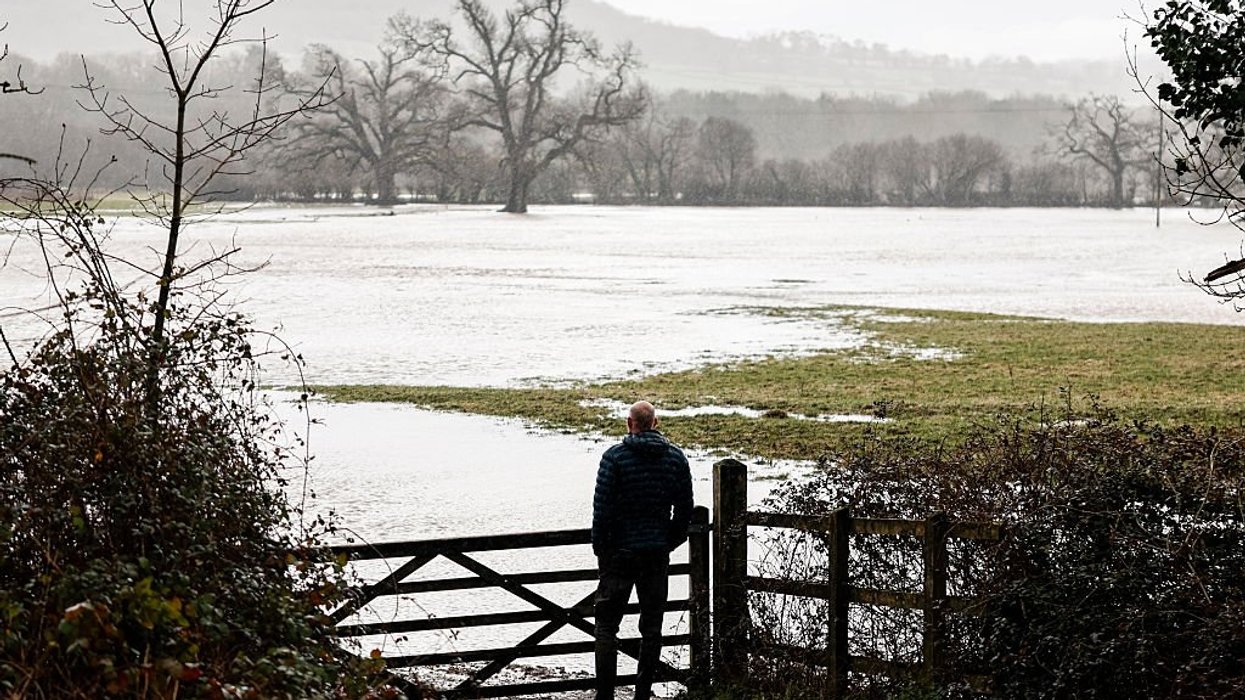 UK weather: Jet stream billowing out America’s big freeze threatens flooding as bitter winds turn rain to snow