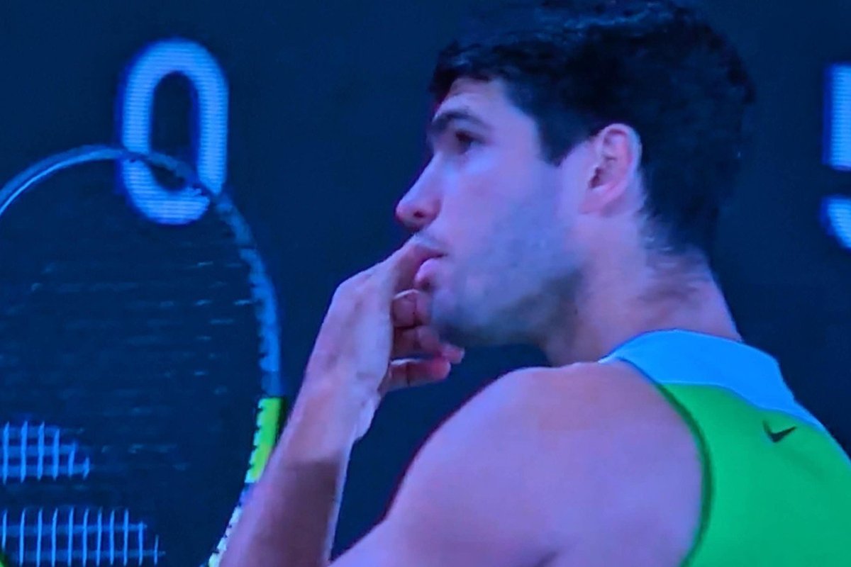 Australian Open final chaos as Carlos Alcaraz stunned over bizarre incident in Novak Djokovic clash