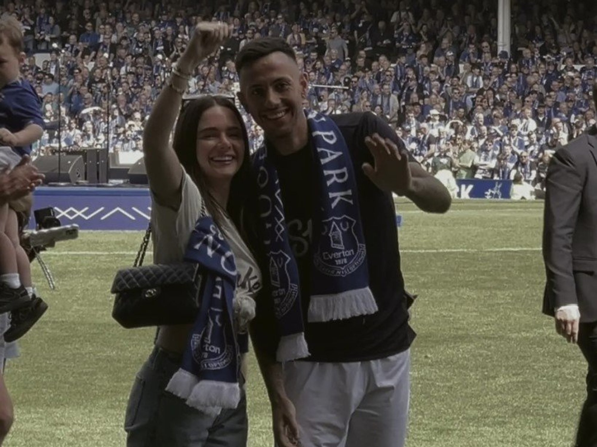 Dwight McNeil's girlfriend blasts Crystal Palace over 'messing' with Everton star's 'mental health'