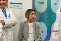 Woman receives first ever face transplant from woman who chose to end her own life