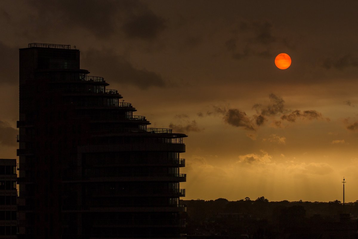 Sahara dust to sweep across UK as incredible sunsets and freak 'blood rain' weather phenomenon anticipated