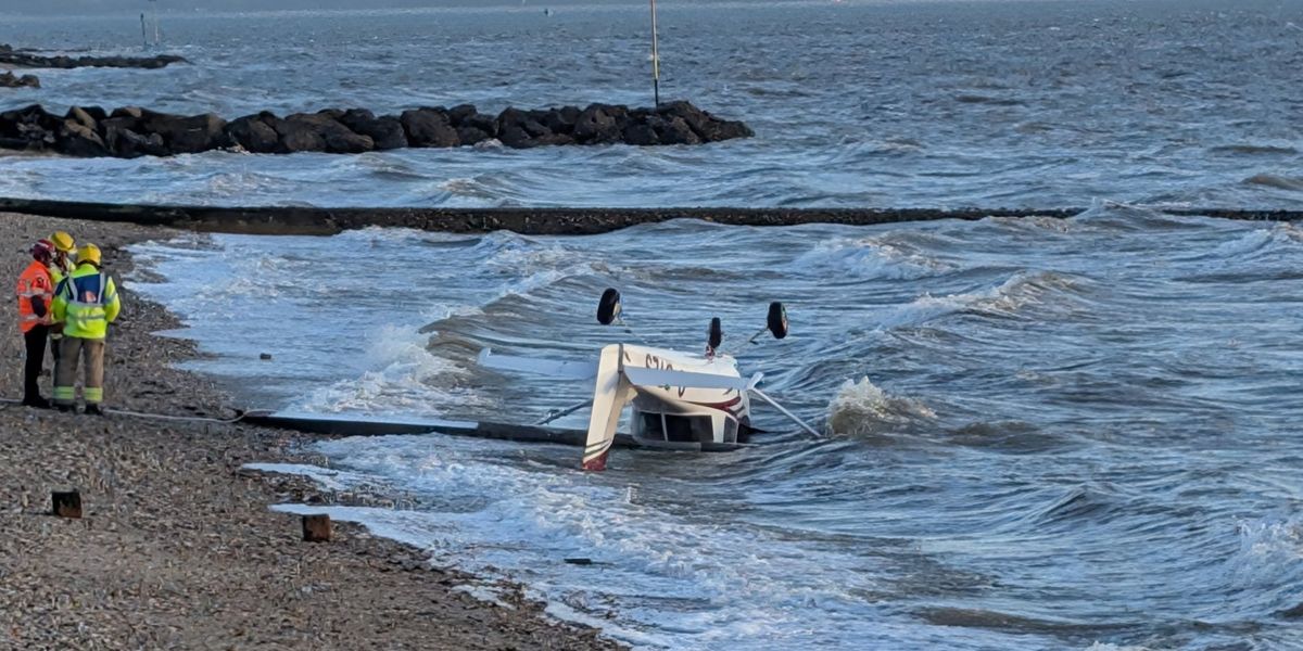 British beachgoers horrified as plane crashes in front of them and pilot ‘crawls from wreckage’ British beachgoers horrified as plane crashes in front of them and pilot ‘crawls from wreckage’